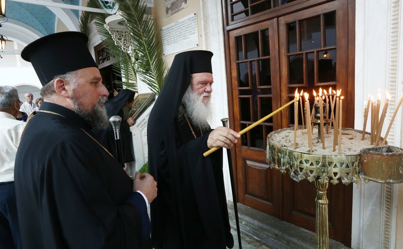 Ο Αρχιεπίσκοπος Ιερώνυμος ανάβει κερί στον Ιερό Μητροπολιτικό Ναό Κοιμήσεως της Θεοτόκου Ύδρας