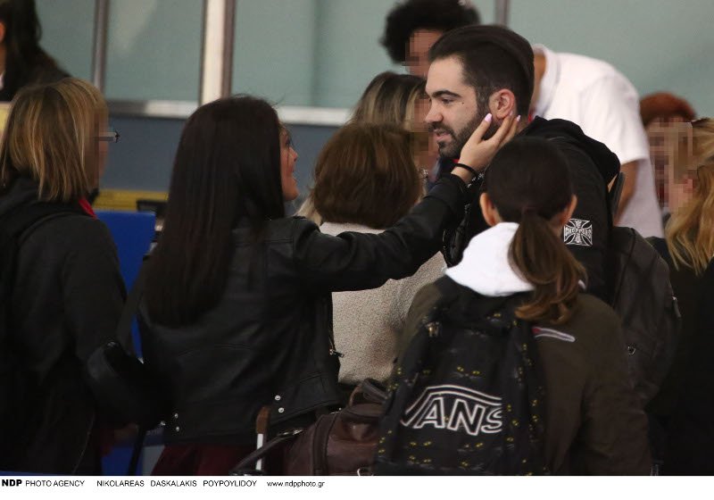 Η Ιφιγένεια χαϊδεύει το μάγουλο του Κωστή Κατσανέβα