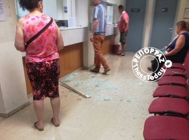 Εξαγριωμένος πολίτης έσπασε τζαμαρία στο ΙΚΑ Τούμπας