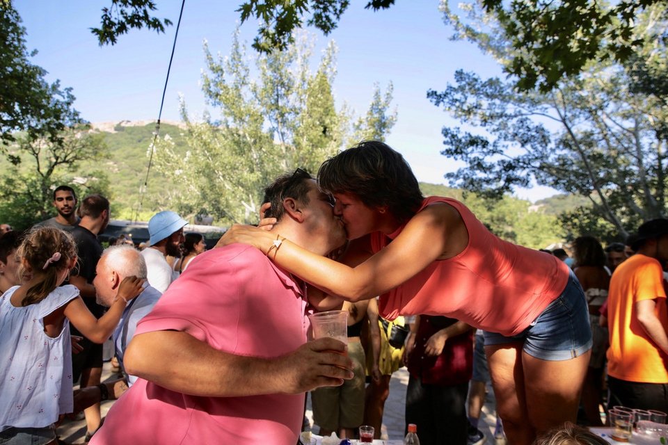 Το γλέντι στην Ικαρία ξεκινά από νωρίς, πριν πέσει ο ήλιο και συνεχίζει μέχρι τις πρωινές ώρες της επόμενης μέρας / Φωτογραφία: Sooc
