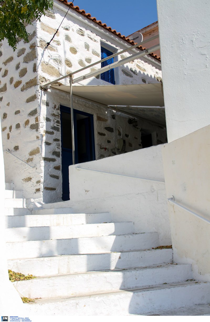 Ασβεστωμένες σκάλες σε σοκάκι χωριού στην Ικαρία