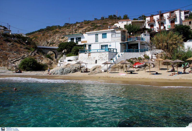 Σπιτάκια σε παραλία της Ικαρίας