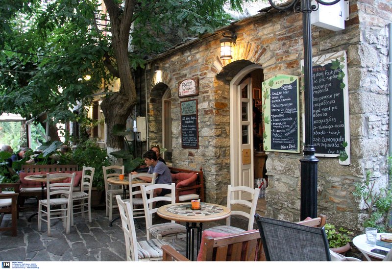 Πέτρινο μαγαζί σε πλατεία χωριού της Ικαρίας