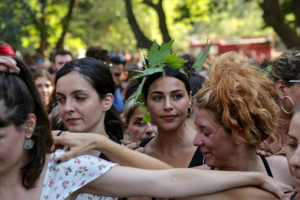 Νέοι άνθρωποι από όλη την Ελλάδα φροντίζουν να βρίσκονται στην Ικαρία ή αλλού για να βιώσουν την εμπειρία ενός πανηγυριού / Φωτογραφία: Sooc
