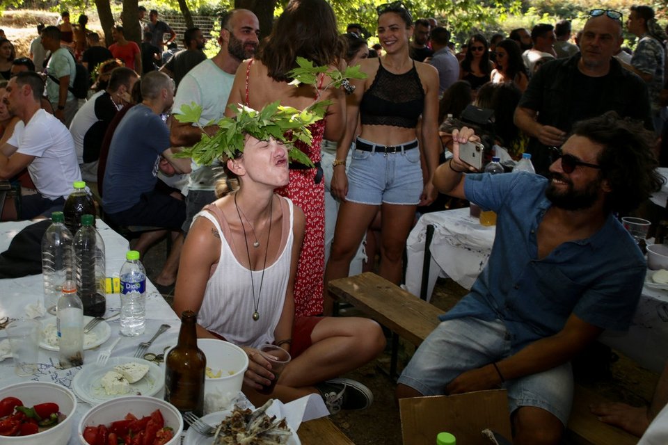 Στεφάνια από φύλλα πλατάνου, άφθονοι μεζέδες και κρασί για τους επισκέπτες στο πανηγύρι της Λαγκάδας στην Ικαρία / Φωτογραφία: Sooc