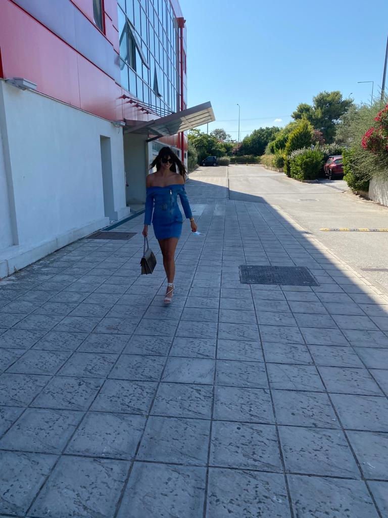 Γυαλιά ηλίου, στράπλες φόρεμα και πλατύ χαμόγελο για την Ηλιάνα Παπαγεωργίου
