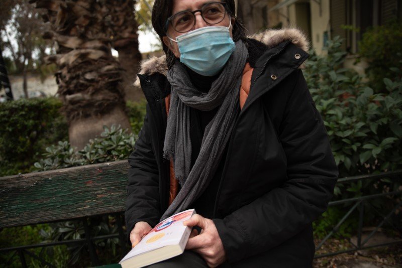 Ο Ηλίας Γκότσης με το βιβλίο του «Ονειροτοπία» / Φωτογραφία: Μαρία Χουρδάρη maria chourdari