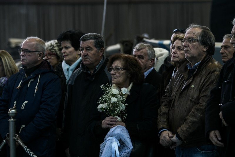 Συγγενείς θυμάτων με λουλούδια