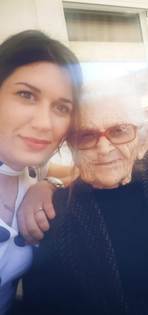ηλικιωμένη με γιαγιά