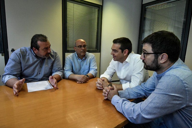 Αλέξης Τσίπρας και Νάσος Ηλιόπουλος κατά την επίσκεψή τους στη Δημοτική Αστυνομία