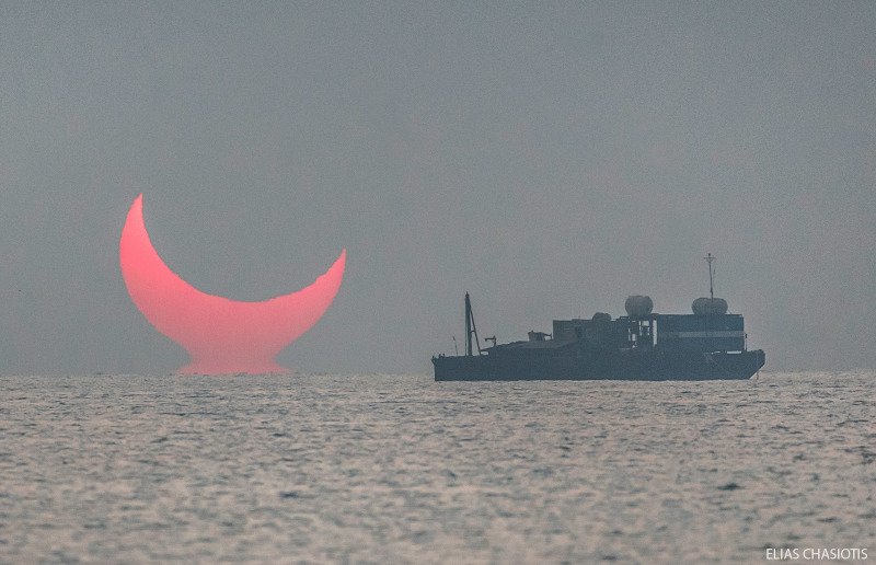Ο φωτογράφος θέλησε να τραβήξει την στιγμή που ο ήλιος θα αναδυόταν από την θάλασσα ,γι' αυτό και επέλεξε ένα σημείο με ανοιχτό ορίζοντα