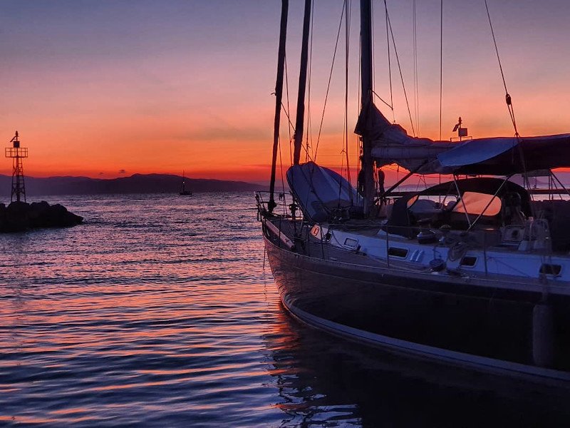 Ιστιοπλοΐα και ένα αξέχαστο ηλιοβασίλεμα/Φωτογραφία: Instagram Leonidas Tsitouras