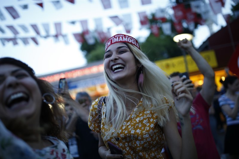 Οπαδοί του Ιμάμογλου πανηγυρίζουν την νίκη στην Κωνσταντινούπολη