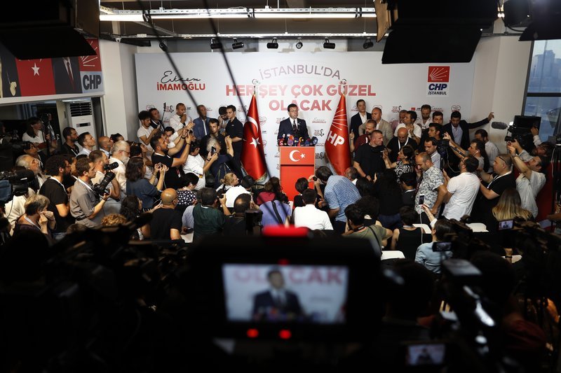 Ο Ιμάμογλου κάνει δηλώσεις μετά την νίκη του