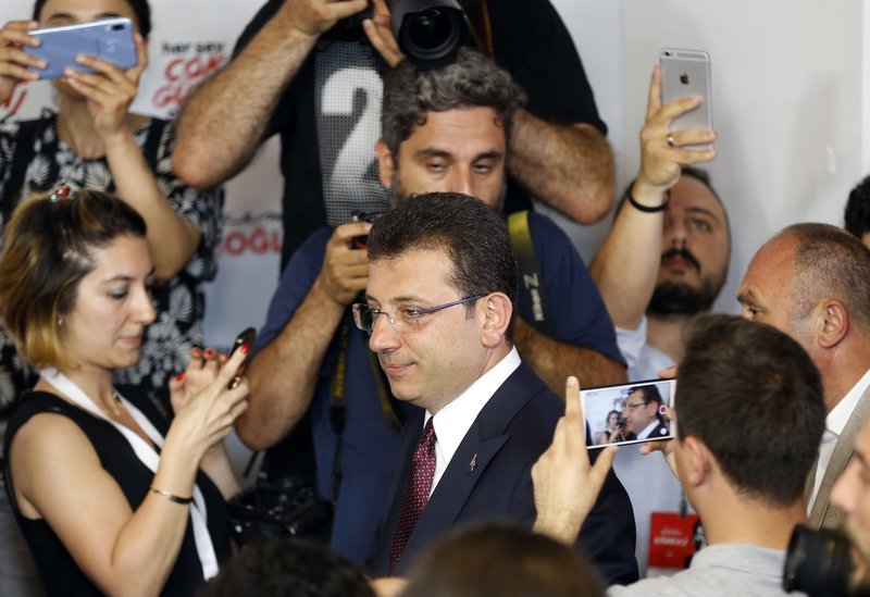 Ο Ιμάμογλου μετά τον εκλογικό του θρίαμβο στην Κωνσταντινούπολη