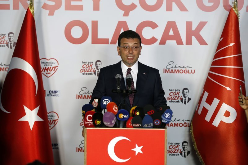 Ο Ιμάμογλου κάνει δηλώσεις μετά την νίκη του στην Κωνσταντινούπολη