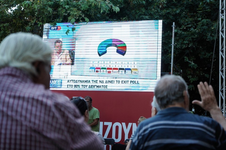 Υποστηρικτές στο εκλογικό περίπτερο του ΣΥΡΙΖΑ παρακολουθούν τα exit poll στις εκλογές της 7ης Ιουλίου