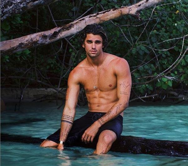 Ο influencer αντί να κατεβάσει την φωτογραφία και να ζητήσει συγνώμη, συνέχισε το προκλητικό και προσβλητικό του ύφος