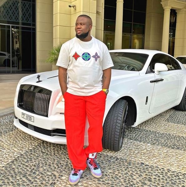 Influencer μπροστά σε πανάκριβη Rolls Royce