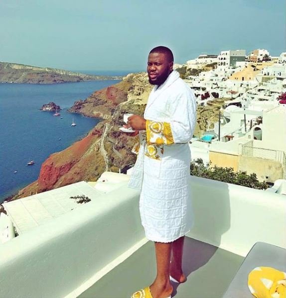 O Νιγηριανός influencer χαζεύει την θέα στην Σαντορίνη