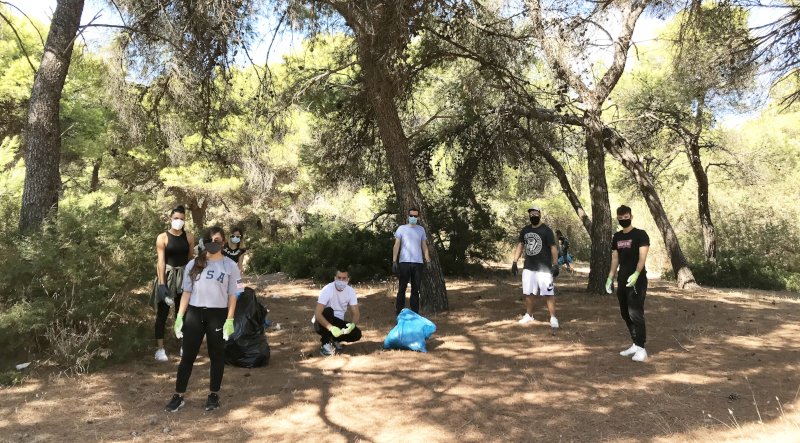 Άνθρωποι της Intrasoft καθαρίζουν την παραλία του Σχοινιά