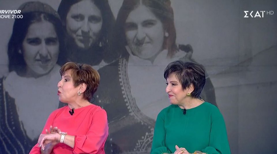 Ιωάννα και Χριστίνα Μάνδρου και πίσω παλιότερη φωτογραφία τους / Από την εκπομπή «Σαββατοκύριακο Παρέα» @SKAI