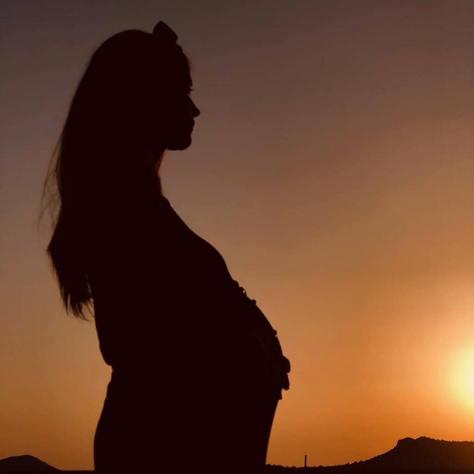 Η Ιωάννα Παππά κρατά τη φουσκωμένη της κοιλίτσα