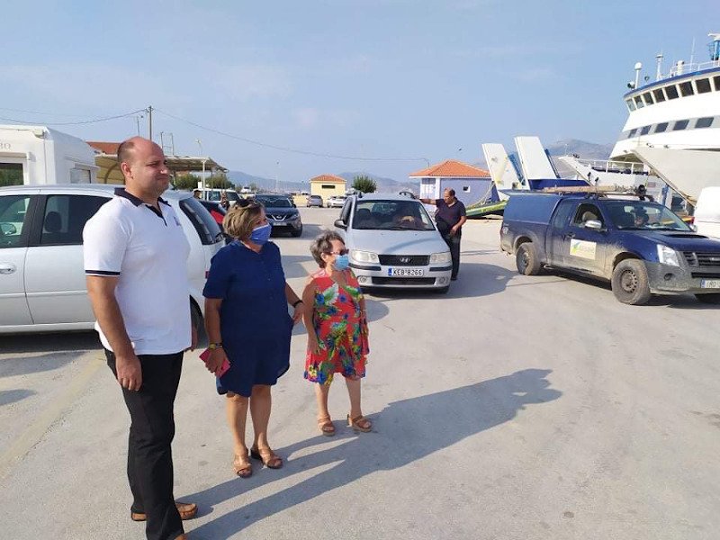 Μέλη του ΔΣ του "Υπερίωνα" παραλαμβάνουν τη γεννήτρια στο λιμάνι του Ληξουρίου