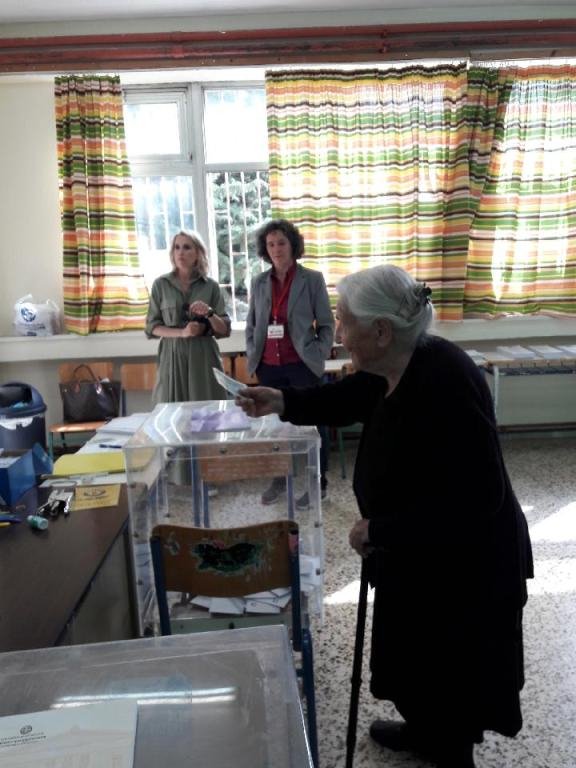 Η Ιουλία Κατσαδήμα, 103 ετών, ψηφίζει σε εκλογικό κέντρο των Ιωαννίνων