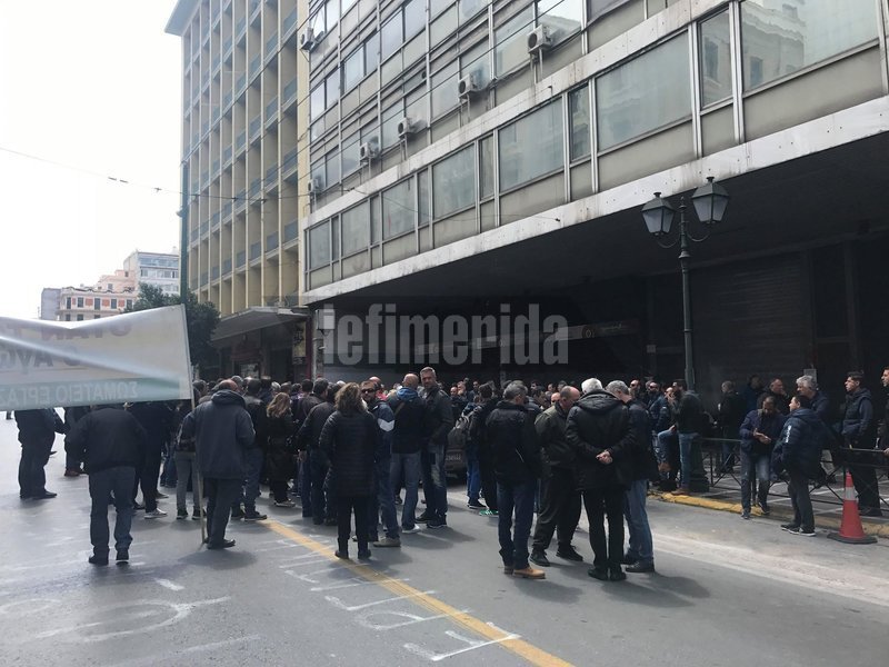 Εργαζόμενοι Ναυπηγείων ζητούν δεδουλευμένα συγκέντρωση στο υπ. Εργασίας