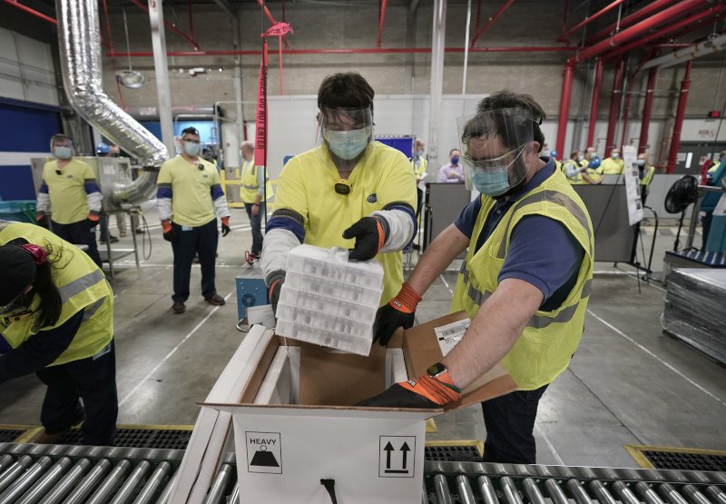 Κουτιά που περιέχουν το εμβόλιο των Pfizer/BioNTech ετοιμάζονται για αποστολή