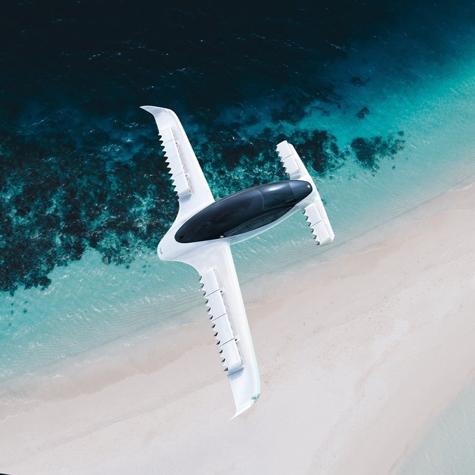 Το φουτουριστικό ιπτάμενο ταξί πάνω από μια γαλαζοπράσινη παραλία