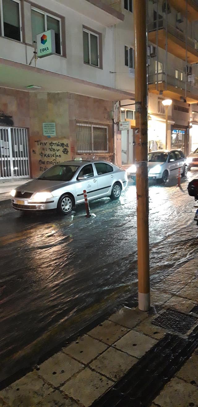 Πλημμυρισμένος δρόμος στο Ηράκλειο