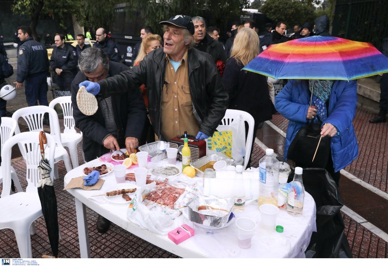 Τσικνοπέμπτη με ψιλόβροχο κοντά στο Μέγαρο Μαξίμου