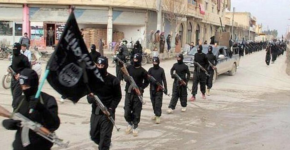 Μαχητές του ISIS παρελαύνουν με όπλα και σημαίες στη Ράκα της Συρίας το 2014.