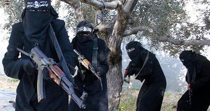 Νύφες του ISIS εκπαιδεύονται στα όπλα.