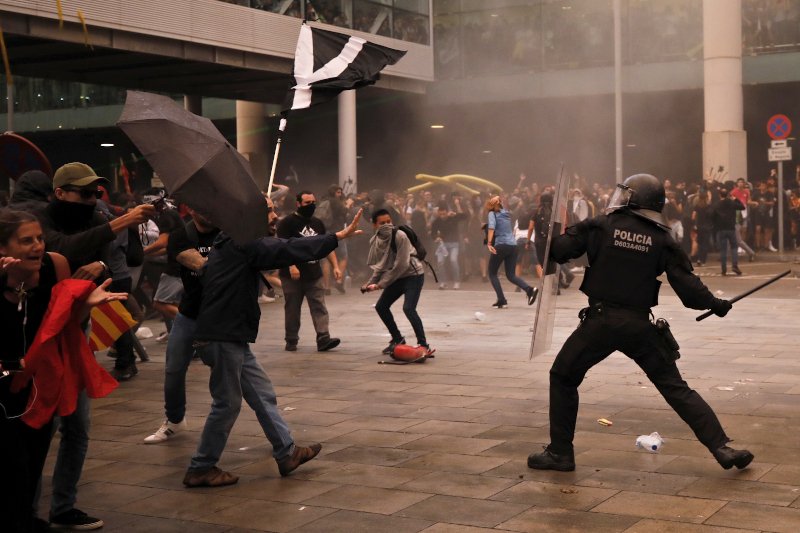 Συγκρούσεις αστυνομικών με τους διαδηλωτές -Φωτογραφία: AP