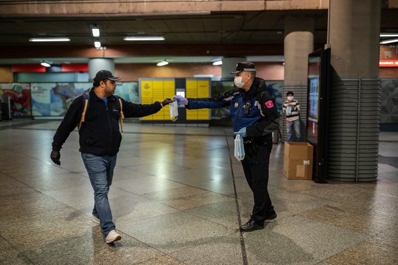 Αστυνομικός μοιράζει μάσκες σε πολίτες στην Ισπανία