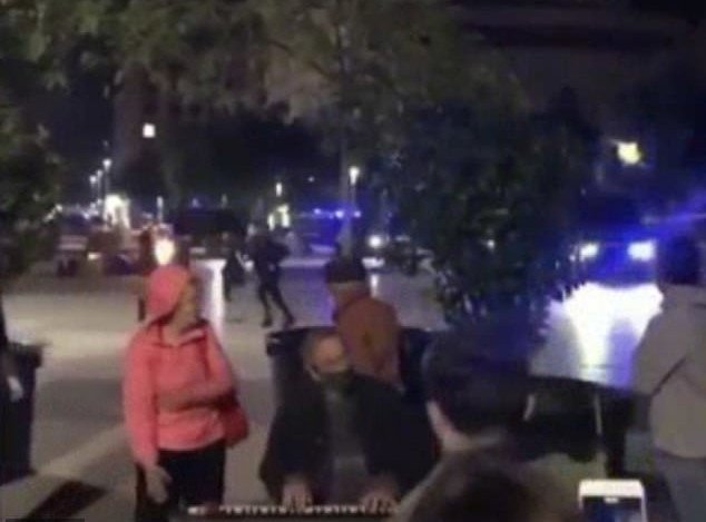 Ο πιανίστας παίζει ατάραχος μουσική ενώ πίσω ξεσπούν βίαια επεισόδια
