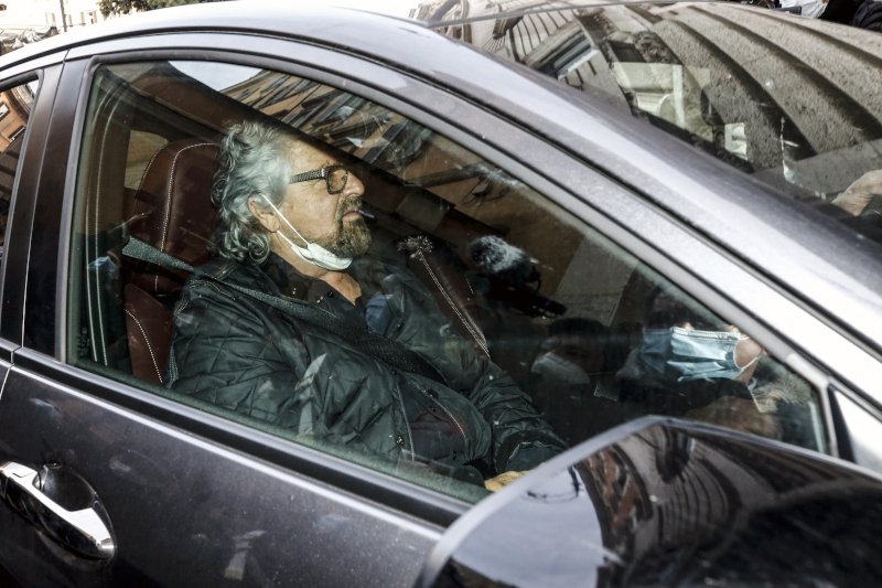 Ο συνιδρυτής του Κινήματος Πέντε Αστέρων κατευθύνεται για την συνάντηση με τον Μάριο Ντράγκι