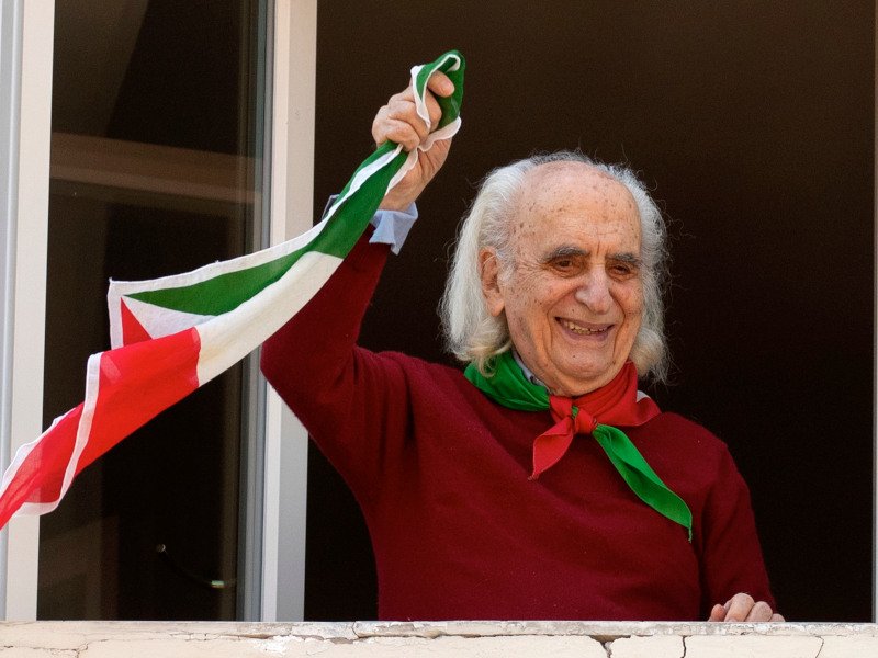 Ιταλός πανηγυρίζει για την ελευθερία/ Φωτογραφία: AP Images