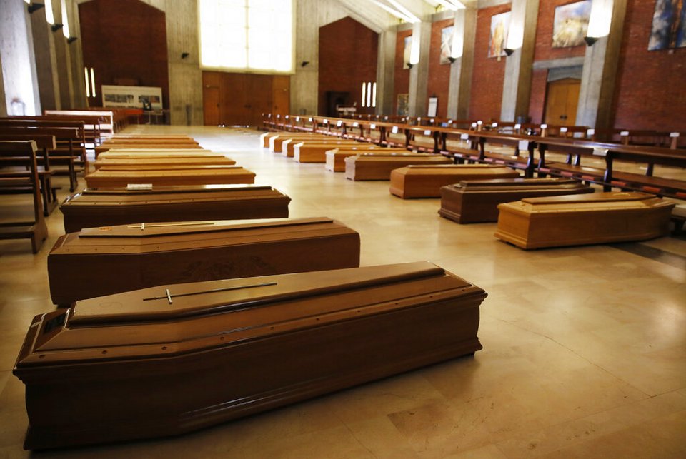 Φέρετρα στη σειρά στην εκκλησία San Giuseppe. Η Ιταλία δεν σταματούσε να μετρά νεκρούς από τον κορωνοϊό