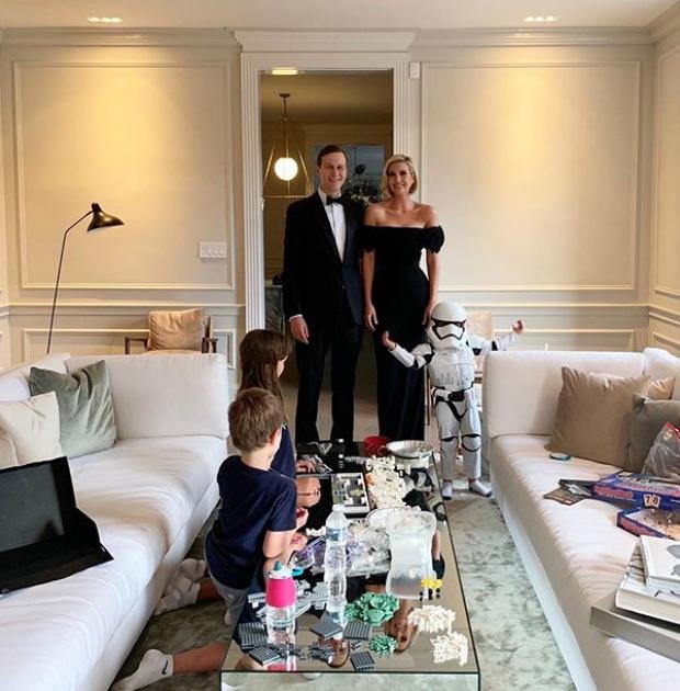 Η φωτογραφία της Ιβάνκα Τραμπ με τον σύζυγό της Τζάρεντ Κούσνερ, τον γιο τους Θιοντόρ ντυμένο ως γαλαξιακό στρατιώτη και τα άλλα δύο παιδιά τους να παίζουν με Lego 