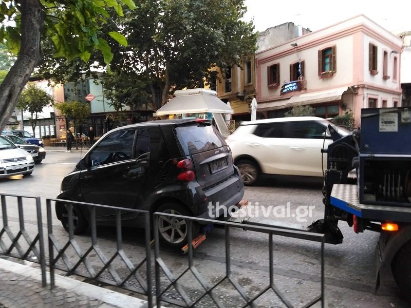 Αστυνομικός αφαιρεί την πινακίδα από παράνομα παρκαρισμένο ΙΧ