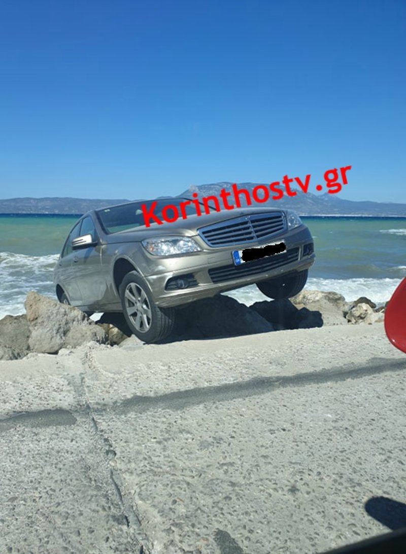 Το ΙΧ λίγα εκατοστά από την παραλία