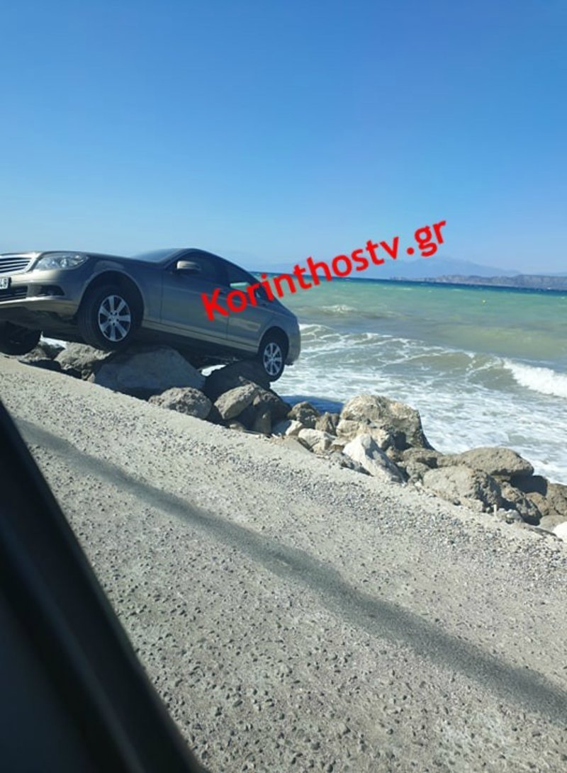 Το ΙΧ κρεμασμένο στα βράχια