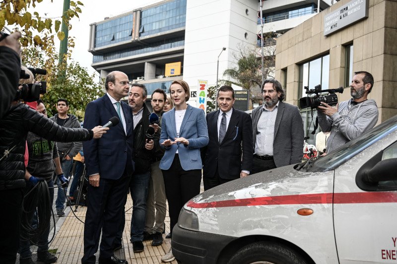 Ο Κωστής Χατζηδάκης μπροστά από ένα παλιό ΙΧ του υπουργείου