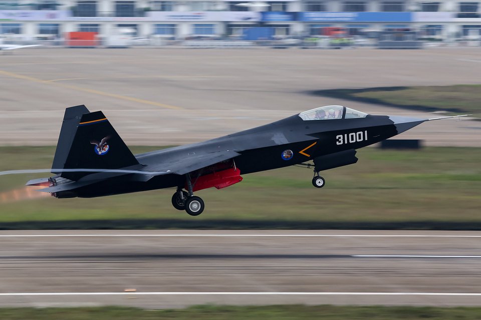 Κινεζικό μαχητικό stealth j-31 κατά την απογείωσή του