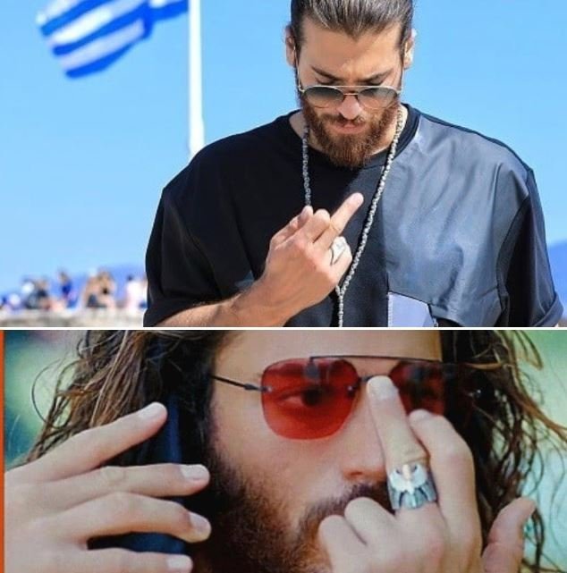 Η εικόνα του Τζαν Γιαμάν φαίνεται να υψώνει το μεσαίο δάχτυλο ενόσω βρίσκεται στον ιερό βράχο της Ακρόπολης