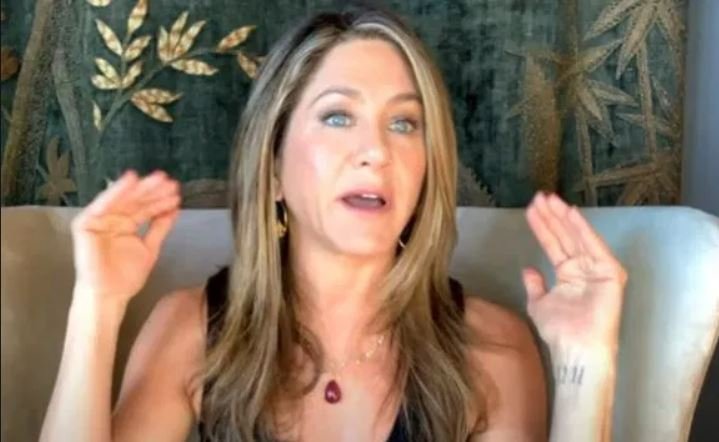 το τατουάζ με τον αριθμό 11 στο χέρι της  Τζένιφερ Ανιστον